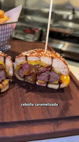 ¿Pagarías el precio?  #fyp #parati #food #burger #burgers #saltbae #salt 