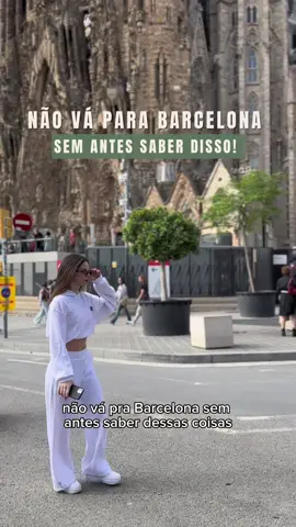 NÃO VÁ PARA BARCELONA SEM SABER DISSO! 1.	A cidade é rodeada de atrações então um roteiro vai te ajudar a conhecer os principais pontos da cidade.   2.	O fuso horário pode variar de 3 a 5 horas a mais que o Brasil  3.	A cidade fica localizada em Catalunya e por isso eles tem um dialeto próprio, o Catalão. 4.	Um hábito que eles tem muito comum que é fazer as refeições tardias. Almoço por volta das 14h e o jantar por volta das 21h, mas não se preocupe! Por ser uma cidade turística, grande parte dos restaurantes abrem antes 5.	Não deixe para fazer suas compras aos domingos. Supermercados, lojas e shoppings estão fechadas. No verão, na alta temporada, isso pode mudar, mas são apenas algumas semanas ❗️Já salva esse post para não esquecer na sua viagem para Barcelona . . . #dicasdeviagem #roteirodeviagem #barcelona #barcelona🇪🇸 #españa #espanha #eurotrip 