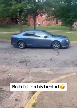 Whats going on in the hood?😂 #fyp #adulthumor #punch #funny #funnyvideos #ingnorance #viral #viralvideo #viraltiktok #cars #police #policechase 