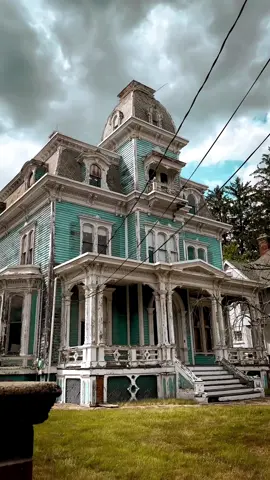 Victorian Mansion in New Jersey sitting vacant for many years #victorianhouse #victorianmansion #urbex #abandonedhouse #urbanexploring 