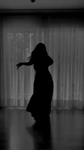 Ishq tera mera✨ TAG that special person🤍 DC: @eeshikabiswas @jinalp_ (both on ig) #dance #ishqteramera #browntiktok #browngirl #browngirldance #ishq #bollywood #bollywoodlove #bollywoodsong #silhouette #silhouettedance #fypsounds #fypシ #viraltiktok 