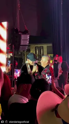 ・・・ 📍En Manzanares con @yeison_jimenez cantando estás que nos ponen a beber.🥃🎶  Sucedió algo chistoso.😅 Mi jefe de seguridad no lo reconoció y lo fue a bajar de tarima😜 cosas que pasan, nos hemos reído mucho con eso😂 Gracias parcero por la invitación y el cariño. 🎶 #yeisonjimenez