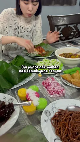 Bila kawan Japanese adik saya dtg Malaysia. Jom tengok reaksi dia makan petai, durian & nasi lemak di kg halaman saya 😂 . #japanese #petai #durian  #nasilemak #fyp #kampung 