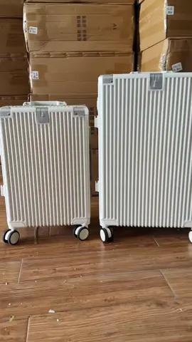 Siêu phẩm nhà em cập bến rồi mọi người ơi ❤️ Bản nội địa Trung BT999 mẫu vali có đầy đủ công năng Có : MÓC TREO ĐỒ - CÓ CỔNG SẠC USB - CHỖ ĐỂ ĐIỆN THOẠI - CÓ CHỖ ĐỂ NƯỚC . Nhìn em nó mà MÊ…. Thôi ạ. Nhanh tay rinh ngay e nó về trong mùa du lịch này nhé #noidiatrung #valikhungnhom #reviewvali #xuhuong #timestravelvali #tongkhovaligiare #validulich #dulich 