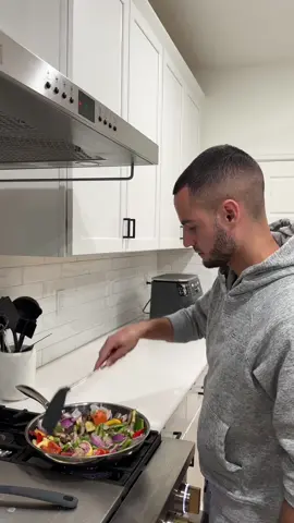 I hope everyone had a good monday! #singledad #singledadlife #singleparenting #dadsoftiktok #singlemom #singlemomlife #cookwithme #fyp #fy Video description: single dad of 4 cooking dinner for his children.