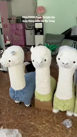 Gấu lạc đà này chụp hình lên xinh lắm luôn nha khách ơi, mua về trang trí cực kì xinh yêu luôn ạ, chụp hình thời trang cực xinh lắm luôn ạ, trang trí cửa hàng bao đẹp luôn các chị ơi, ngồi chắc chắn lắm nha! Người lớn ngồi thoải mái cho e nha, e còn sẵn rất ít, khách-tìm-e-ở-avt-tiktok-nha,hoặc-nhắn-qua-zl-0944339081-giúp-e-nha