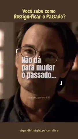 Ressignificar o passado é um processo emocional que envolve atribuir novos significados e perspectivas aos eventos e experiências passadas. Embora não seja possível alterar os fatos que ocorreram, é possível mudar a maneira como interpretamos e nos relacionamos com esses eventos. Aqui estão algumas estratégias que podem ajudar na ressignificação do passado: 1. Aceitação: Aceitar que o passado não pode ser alterado é o primeiro passo para a ressignificação. Reconheça que os eventos aconteceram e que não é produtivo ficar preso a sentimentos de culpa, arrependimento ou ressentimento. 2. Autoconhecimento: Busque compreender como suas experiências passadas moldaram quem você é hoje. Reflita sobre os aprendizados, as lições e o crescimento pessoal que pode ter surgido dessas experiências. 3. Reconstrução de narrativas: Reinterprete sua história pessoal de forma mais positiva e construtiva. Identifique os aspectos que você deseja enfatizar e os aprendizados que pode extrair de cada experiência. 4. Empatia: Tente compreender as circunstâncias e as motivações das pessoas envolvidas nas experiências passadas. Isso pode ajudar a humanizar as situações e a desenvolver um senso de compaixão tanto por si mesmo quanto pelos outros. 5. Foco no presente e no futuro: Direcione sua energia para o presente e para o futuro, estabelecendo metas e objetivos que sejam significativos para você. Concentre-se nas oportunidades que o presente oferece e nas ações que você pode tomar para construir um futuro mais positivo. 6. Terapia: A terapia é um grande benéfico, pois ajuda  a trabalhar as questões relacionadas ao passado e auxiliar na ressignificação. Um profissional de saúde mental pode fornecer orientação, suporte emocional e estratégias específicas para lidar com experiências passadas. #psicanalisesaopaulo  #associaçãodepsicanalistas  #comoserpsicanalista  #psicanaliseclinican 