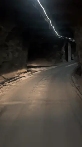 Hola amigos aca les dejo otro video mas de la mina el teniente, el ingreso al acarreo nuevo #mineriachilena #mineria #mineriasubterranea #codelcochile #codelcoelteniente #cacherito #trabajo #cordilleradelosandes #camioneros #tuneles #codelco 