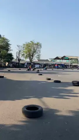 berselancar di aspal😂 . . . . . . . #roadraceindonesia #roadrace #pasirhayamcianjur #beatroadrace 