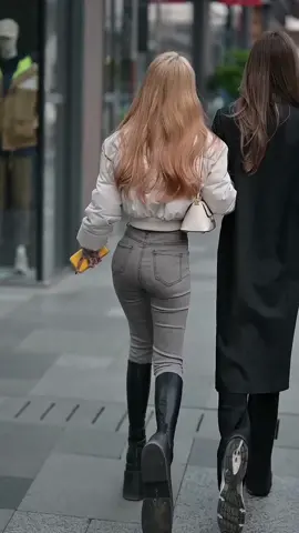 街拍大长腿紧身牛仔裤女人味-c232bd349fedba8943355bc1853414b6