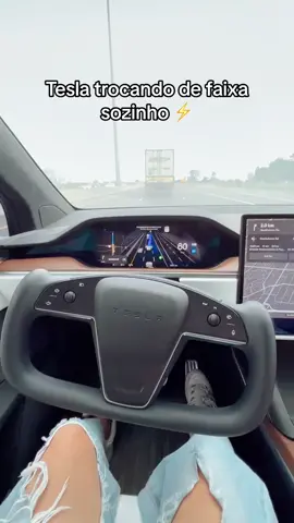 Vcs sabiam que o autopilot da Tesla troca de faixa sozinho? Incrível ne? ⚡️ #tesla #teslatok #teslamodelx #brasileirospelomundo #brasileirosnoseua #brasileirosnagringa #brasileirosnoexterior #brasileirosnocanada #curiosidades #agoravocêsabe #fybrasil #fyp 
