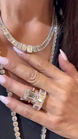 Do you love emerald cut diamonds? Its my favorite! Wearing #NormanSilverman diamonds 💎 #thediamondsgirl #emeraldcut #diamonds#diamond#jewelry #jewelryblogger 