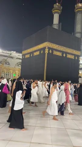 الطواف حول الكعبه المشرفه 