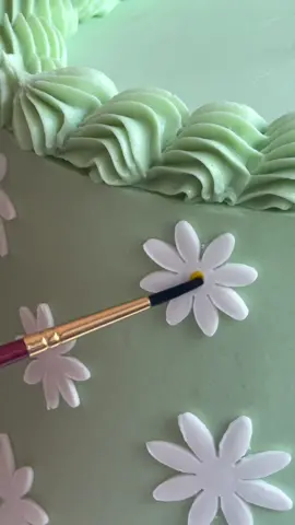 Why is there no daisy emoji 🌼 #cake #cakedecorating #birthdaycake #buttercream #piping #daisy #caketok #cakevideo #surrey #fyp #foryourpage  