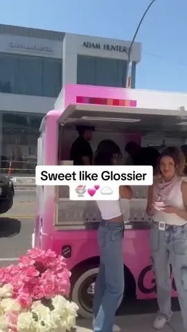 1 day, 3 locations with @Glossier 💕🍧 #foodcart #glossierpopup #brandactivation #marketing 