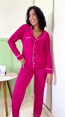 Prepare-se para noites aconchegantes com o Pijama Feminino Americano de inverno Victory! Feito com tecido meia malha de alta qualidade, proporcionando uma sensação suave e confortável. A blusa de manga longa possui cinco botões delicados e um bolsinho lateral em algumas cores. Com a calça lisa, o conjunto oferece simplicidade e versatilidade. Disponível do P ao 54 #PijamaDeInverno  #NoitesAconchegantes  #Conforto  #ModaFeminina  #PijamaAmericano  #EstiloElegante  #pijamafeminino