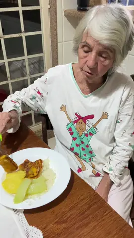 Ta doentinha mas ta com fome 😂 #vovoviral #ArraialTikTok #vovo #vo #comedia 