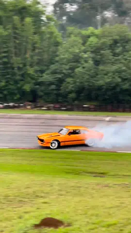 Um dos Ford Maverick desenvolvido pela equipe Ivotiracingcars Projeto By Maverickdrift Ford Maverick com motor Nascar de drift!  Leovaldo Petry e seus Maverick's de arrancada, drift e circuito da Ivotiracingcars são lendas do automobilismo regional e este é um dos mais extremos de seus projetos! #fordmaverick #fordv8 #maverickgt #maverick #opalaemaverick #maverickv8 @IRC Drift Team 