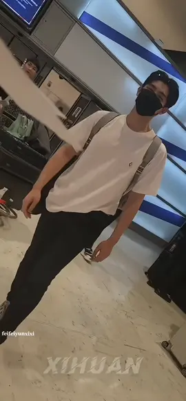 Setelah feiyu tiba di Paris ada fans minta sign ke feiyu, fans tersebut memakai foto Moran untuk di tanda tangani. Moran salah satu karakter feiyu dalam drama hyx atau immortality. Op on twt @/___xihuan. OP INI PASTI FANS HYX GARIS KERAS, PENGEN JUGA KETEMU MORAN 🔥#ChenFeiyu #ArthurChen #陈飞宇 #immortality #immortalitydrama #chinadrama #fyp #foryou 