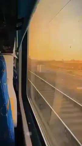 Mella nerungidum podhu Nee dhoora pogiraai Vittu vilagidum podhu Nee nerungi varugiraai