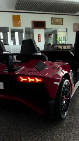พร้อมออกไปซิ่งกับคุณพ่อคุณแม่แล้ว 🔥🔥 กับเจ้า Lamborghini Aventador Sv ขนาด2ที่นั่งใหญ่ (ผู้ใหญ่สามารถนั่งได้) มาพร้อมคอลโซลขั้นกลาง โดยผู้ใหญ่สามารถนั่งได้ 2คน รับลมชิวๆเลย🏜🏜 สำหรับท่านใดที่ชอบ Carkids คันใหญ่ๆแนะนำรุ่นนี้เลย ผู้ใหญ่สามารถนั่งรับลมกับน้องๆได้ 🌬🌬 อีกทั้งความเร็วอยู่ที่ 7-10 กม. (เป็นรถเด็กที่ความเร็วสูงมาก) 💥💥💥  ราคาเพียง 37,990  บาท ⚡️⚡️⚡️⚡️   มีให้เลือกถึง 4 สี ได้แก่ ฟ้า💙ขาว🤍แดง❤️ชมพู💓 #supercarthailand #ssupercarkidthailand #mclarenthailand #lamborghinithailand #bugattithailand  #audithailand #amgthailand #gclassthailand #landroverthailand #mercedesthailand  #bmwthailand #maseratithailand #volkswagenthailand  #bentlythailand #mclarengt #amg #lexuslc500#gclass6x6 #toykids #ของเล่นเด็ก #รถของเล่นเด็ก #ของเล่นเด็กพรีเมี่ยม #supertoys #premiumgift #premiumcar 