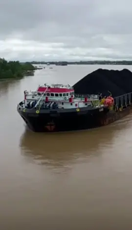 tongkang barubara lewat di bawah jembatan rumpiang marabahan kalimantan selatan #kalimantannihboss 
