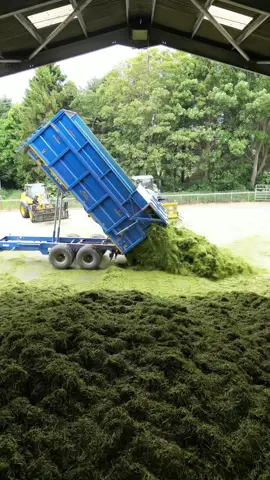Name a better pit duo 😮‍💨😮‍💨😮‍💨 #fendt #jcb #silage #drone #jcbfastrac #flatoutfarming #backbritishfarming 
