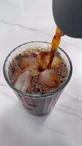 Kenapa iced americano aka es kopi item tanpa gula tuh enak banget ya allah… btw apa kopi favorit kamu? #eskopi #icedamericano #icedcoffee 