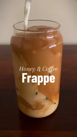 Honey & Coffee Frappe 🍯🐝☕️ Receta: • 2 cucharillas de café instantáneo. • 2 cucharillas de miel. • 30 ml de agua. • Batir hasta que se haga cremoso. • Añade hielos. • Agrega leche de tu elección.  ¡Disfruta tu bebida! 😎 #homecafe #icedcoffee #coffeerecipe #coffeetiktok #aesthetic #frappe 