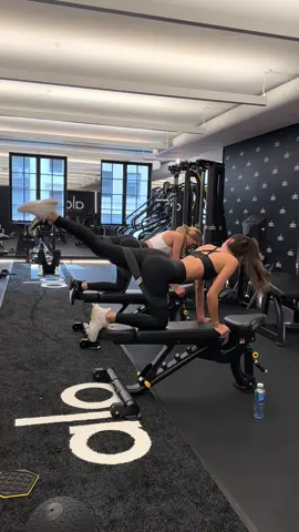 Workouts at @Alo Yoga with @Daphne de Baat 🤍