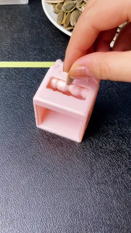 Quick to shell melon seeds😏#goodstuff #goodthings #homehacks #householditems #useful #LearnOnTikTok #tiktokmademebuyit #fyp #foryou 