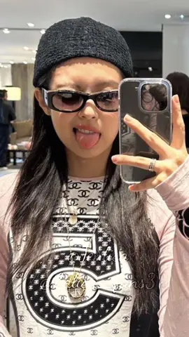 look at the style of the tongue this photo is the same coincidence#lini #jenlisa #jenlisaisreal #jenlisaforever #blackpink #bornpink #lisa #jennie