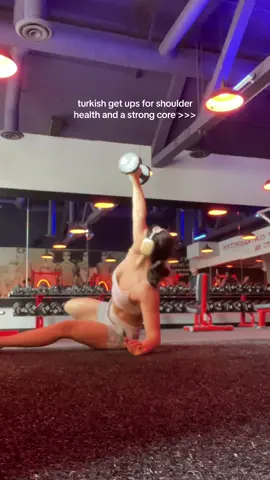 still getting better at these, recently programmed them a few weeks ago and lovingggg them #turkishgetup #core #coreworkout #coreexercise #exercise #functional #shoulder #gym 