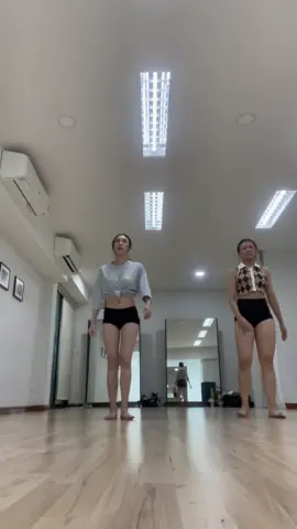 เบื้องหลังซ้อมกับคนออกแบบท่าค่า @DC Toey 