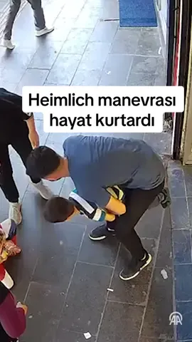 Diyarbakır'da esnaf Yusuf Çelik, nefes borusuna şeker kaçan 5 yaşındaki çocuğu Heimlich manevrasıyla kurtardı. Annenin panikle çevredekilerden yardım istemesi üzerine Çelik, Heimlich manevrası uygulayarak çocuğun nefes borusuna kaçan şekeri çıkardı. #anadoluajansi #anadolu #heimlich #ilkyardım #haber #gündem #neizlesem #diyarbakır #güvenlikkamerası 