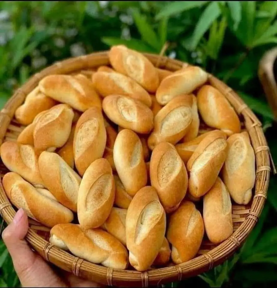 Mai e có bánh mới nhé BÁNH MỲ MINI TƯƠI CÁC BÁC ƠI! chỉ : #55k/ túi 20 chiếc  💐💐Bánh mỳ chuột mini vị bơ Pháp chay mặn đều ăn dc nha 💕💕Bánh mỳ chuột mini tươi về nướng bằng nồi chiên ko dầu/lò nướng 5-7p là giòn tan, nóng đặc ruột thơm lắm ạ, ưa làm mỳ bơ muối ,mỳ bơ tỏi , nướng lên nóng hổi chấm sữa … ngon,vỏ giòn,ruột dẻo thích lắm Bánh bảo quản trong ngăn mát tủ lạnh được 7 ngày ngăn đá được 1 tháng tiện lắm ạ Thời tiết giao mùa các bác cứ mua mấy gói về để tủ lạnh lúc nào muốn ăn chỉ cần cho vào nồi nướng là có bánh mỳ nóng hổi giòn tan