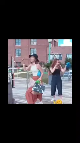 millie bobby brown and sadie sink dancing#milliebobbybrown #sadiesink 