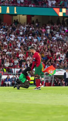 The moment a fan ran onto the pitch to meet Cristiano Ronaldo through pictures 📸🇵🇹 @ball.raw #sportbible #sports #football #Soccer 