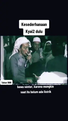 saya tidak tau kyai sapa saja di video, yg saya tau cuma satu Alm. Almaghfurlah Kh Matraf Rifa'i dari leboh sidoarjo, yg pakai sarung putih, baju putih dan sorban putih di kepala.