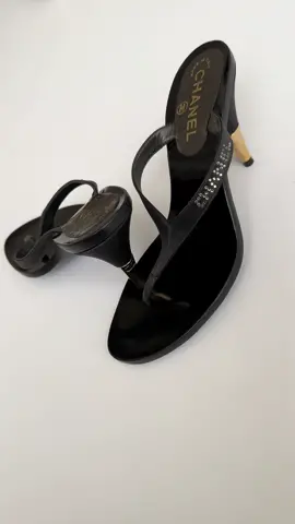 Chanel thong logo sandals 🖤 #vintagechanel #chanelheels #chanelshoes #vintagedesignerheels #vintagefashion #designervintage #sourcing #vintagefinds #fashion #style 