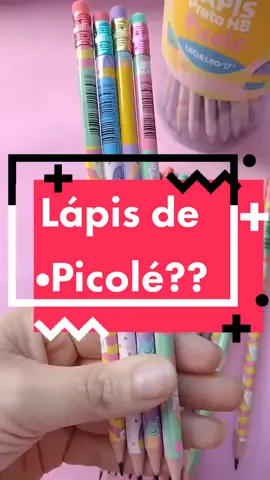 Lápis de escrever da linha Picolé da Léo e Léo 😍 São 4 estampas, uma mais fofa que a outra!!!! Eu na dúvida fico as 4 e vc? Me conta aqui, qual vc gostou mais? #papelariafofa #lapisdeescrever #paperlove #papelouca #amopapelaria 