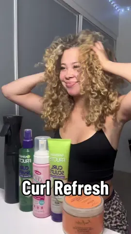 This is the perfect curl refresh to preserve your curls after wash day ✨🤩 #curlrrefresh #curlyhair #curlyhairroutine #garnierfructis 