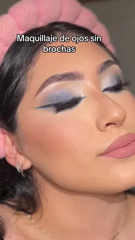 Maquillaje de okos con solo mi dedo #tutorialdemaquillaje #maquillajesinbrochas #maquillajefacil #tiktokmakeup 