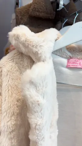 Te mostramos esta belleza que tenemos en el local 🥰 Queres que te mostremos más? Dejanos tu comentario! #blueley #mayorista #avellanedamoda #avellanedaropa #flores #modaniños 