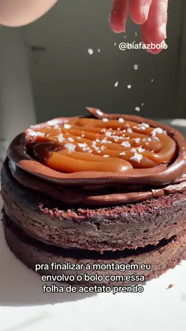 Montando o bolo Night Crawling! Massa de chocolate com recheio de ganache de chocolate meio amargo e caramelo salgado 🖤✨🎉 #bolosconfeitados #buttercreamcake #chocolate #chocolatecake #FoodLover #bolo   #montandobolo #confeitaria 