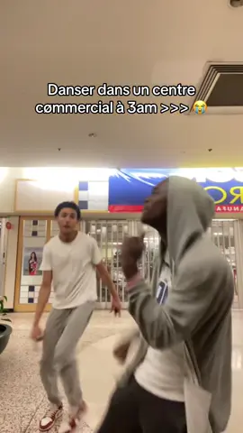 Juste nøus pour faire ça 😭😂 #antillais #bouyon #bouyonmusic #pourtoi #fyp #centrecommercial 