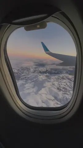 Aqui estão cinco dicas importantes para tornar sua viagem mais agradável: 1) Vestuário adequado: Bariloche possui um clima frio, especialmente durante o inverno. Portanto, é essencial levar roupas quentes, como casacos pesados, luvas, gorros, cachecóis e botas impermeáveis. Você tb pode alugar essas roupas mais pesadas nas lojas do centro. Lembre-se de também trazer roupas leves para usar em ambientes internos, como restaurantes e lojas. 2) Documentos e dinheiro: Certifique-se de levar consigo seus documentos de identificação, como passaporte ou RG válido, pois você estará atravessando a fronteira para a Argentina. Além disso, é recomendável ter dinheiro em espécie em dólares e depois trocar a pesos argentinos para pequenas despesas. Pois algumas lojas e restaurantes podem não aceitar cartões de crédito ou débito. 3) Passeios imperdíveis: o Cerro Catedral e o Circuito Chico, são pontos turísticos que você deve conhecer. Visite o Parque Nacional Nahuel Huapi, faça um passeio de barco no Lago Nahuel Huapi, descubra o encantador Puerto Blest e explore a Isla Victoria. Passeio noturno de moto de ski com noche nordica. 4) Levar eSim de @Holafly | eSIM  para ter sempre acesso a internet é indispensável. Em especial para poder ver todos os mapas, ter bom sinal nas estradas pode ser fundamental no inverno já que às vezes a neve pode ser forte. O eSim são dados digitais que você adquire online e só precisará escanear um QR-code e depois mudar a configuração do seu celular para ter wifi. Veja se o seu celular é compatível e fique conectado em poucos minutos. 5) Experimente a gastronomia local: A culinária em Bariloche é uma mistura de influências suíças, alemãs e argentinas. Não deixe de provar os famosos chocolates artesanais, como os deliciosos alfajores de chocolate. Também há ótimas opções de cervejarias artesanais para os apreciadores de cerveja. Lembre-se de planejar sua viagem com antecedência, reservar acomodações e atividades com antecedência e estar preparado para os deslocamentos, pois Bariloche é uma cidade bastante procurada por turistas. Aproveite ao máximo sua estadia e desfrute de todas as maravilhas que essa região encantadora tem a oferecer! #esim #holafly 