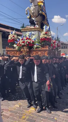 Los cargadores continúan con los santos la tradición peruana de llevar cargada su nobleza /// Carriers of saints continue the Peruvian ages old tradition of carrying nobility in shoulders 