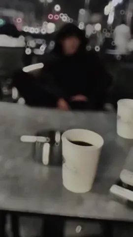 لا بس فيه واحد بالطاولة اللي جنبنا يقز #CapCut #jungkook #fyp #fypage 