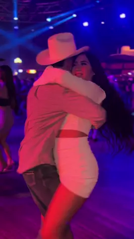 que bonito mi vestido blanco 🤍 …       esta siempre será mi canción favorita para bailar ✨ … #fyp #parati #trending #bailes #norteñas #sanlucas #lazendanorteña #kevinkaarl #texas #escapade2001 #fortworth #vaquero 
